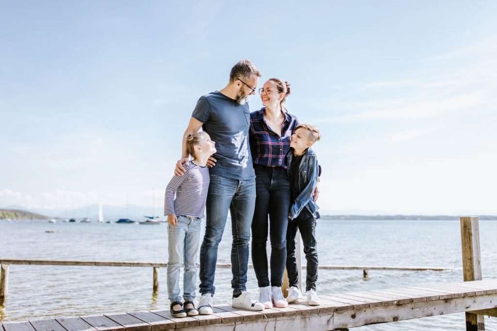 Familienfotos auf einem Steg am Starnberger See