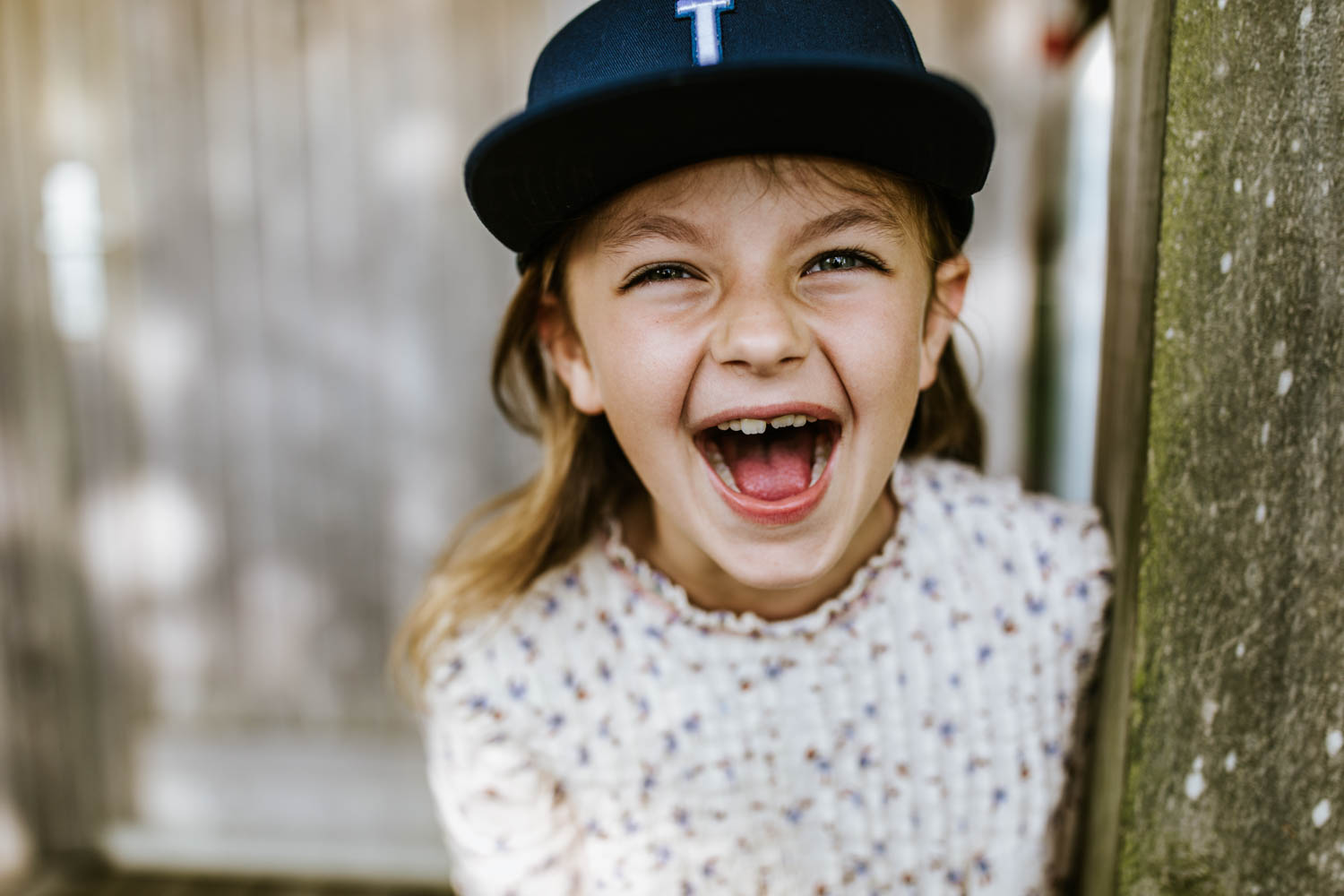 Fröhliche und ungestellte Kinderfotos - Mädchen lacht in die Kamera