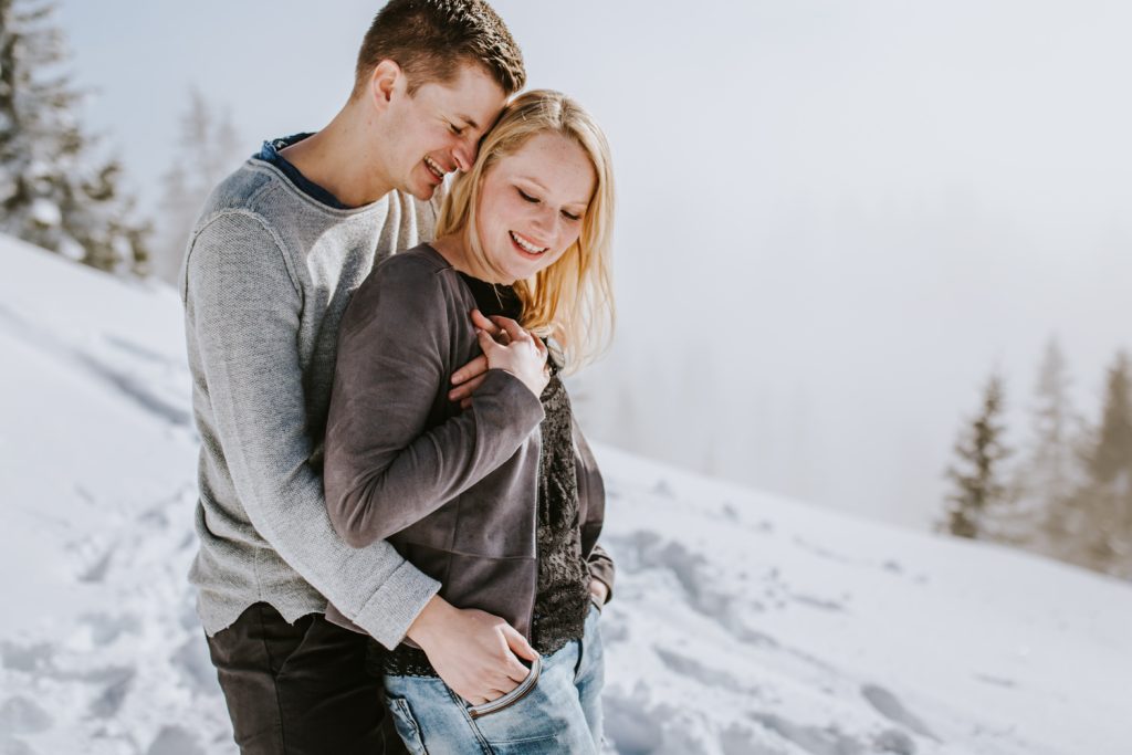 Paarfotos auf dem Berggipfel bei Schnee Allgäu