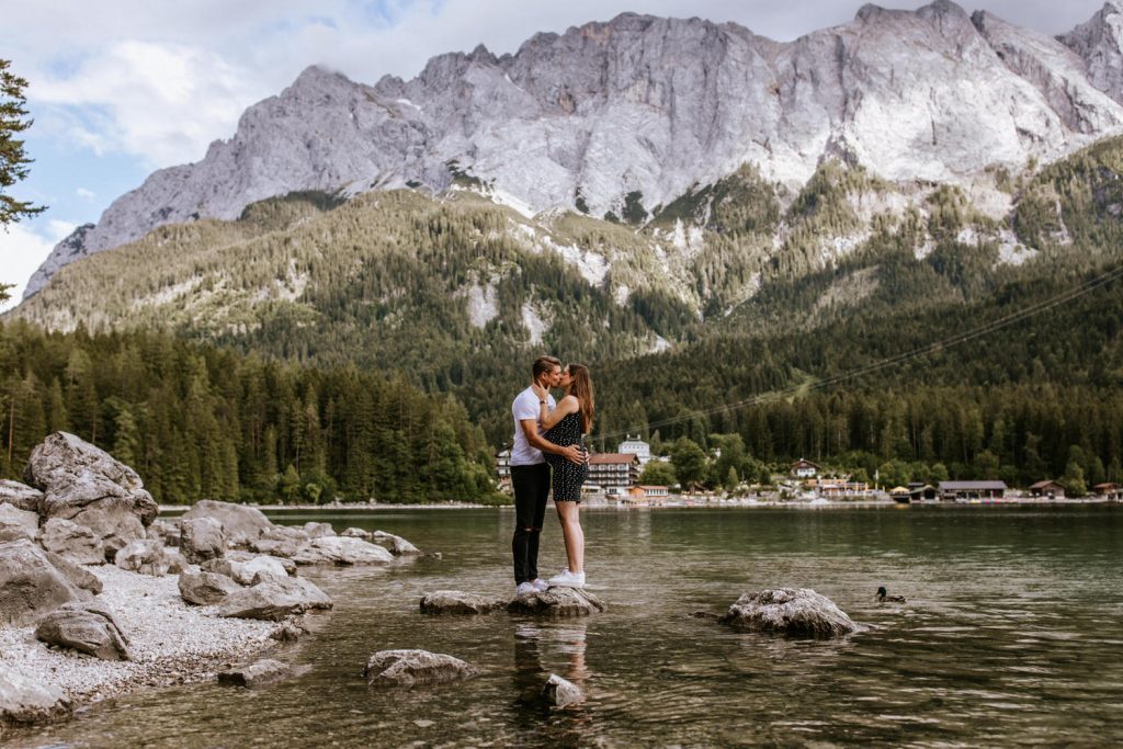 Paar Babybauch Fotos am Eibsee mit der Zugspitze