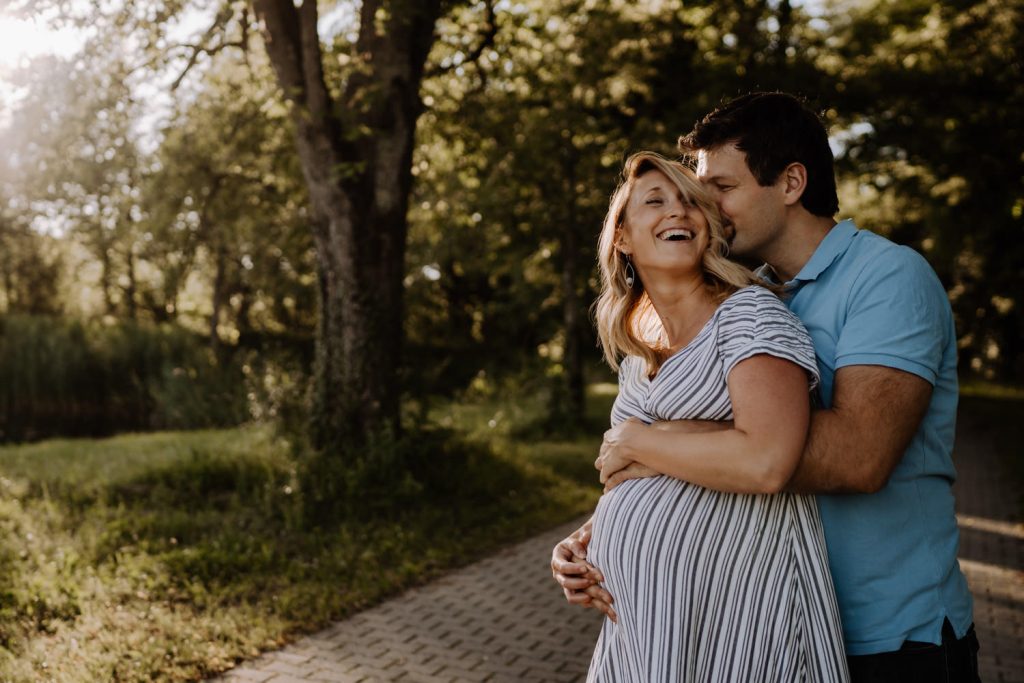 Lachendes Paar - Authentische Babybauchfotos in der Natur
