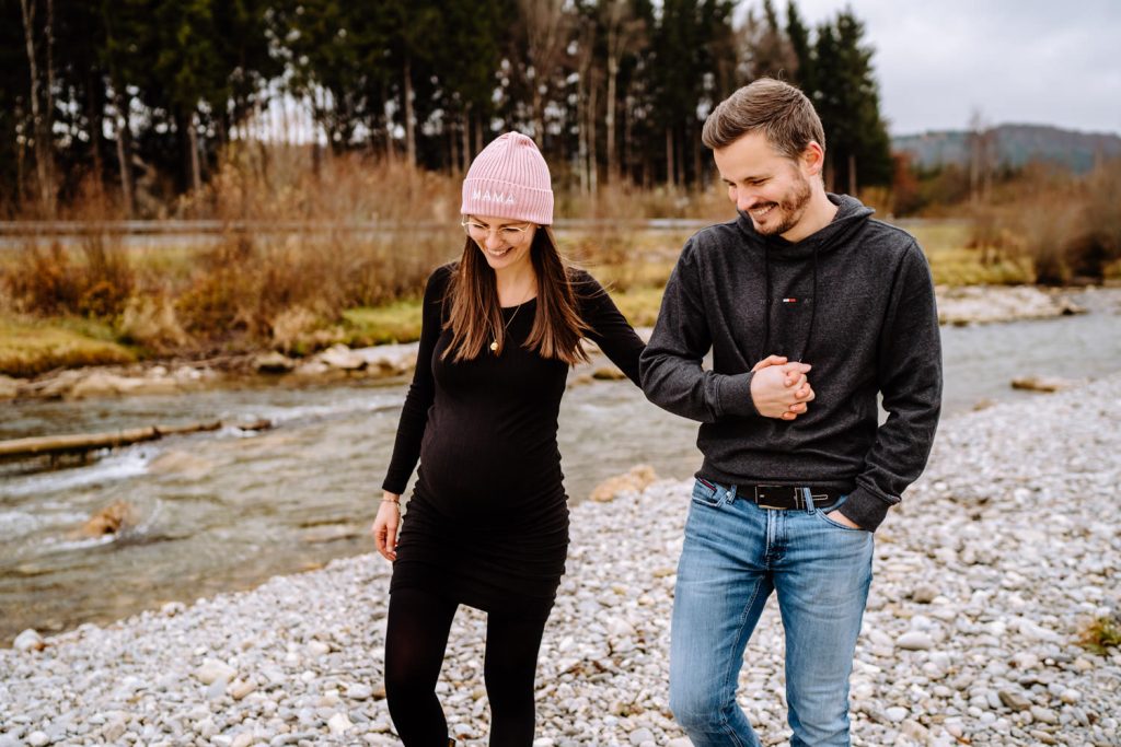 Authentische Babybauchfotos im Winter