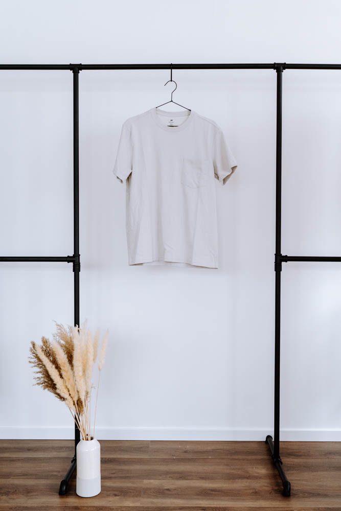 Helles T-Shirt für ein Fotoshooting