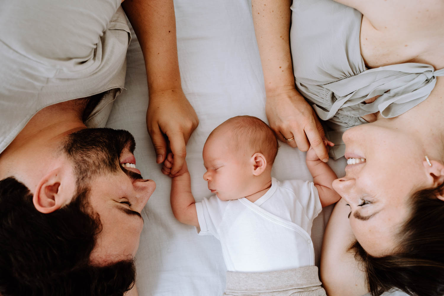 Familie kuschelt zusammen mit ihrem Baby bei Baby Fotos in Weilheim