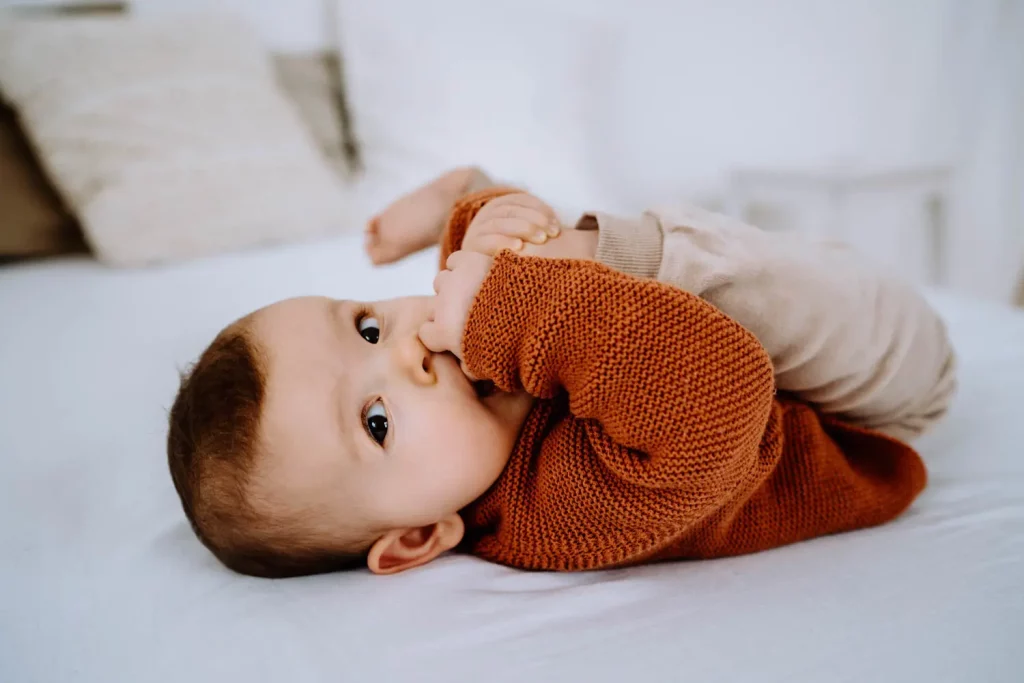Zwei bis sechs Monate altes Baby erkundet die Welt beim Fotoshooting