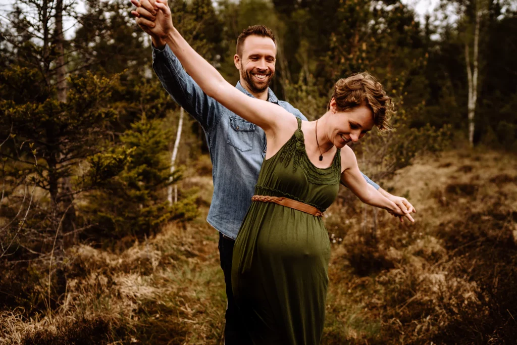 Ungestellte und authentische Babybauchfotos in der Natur