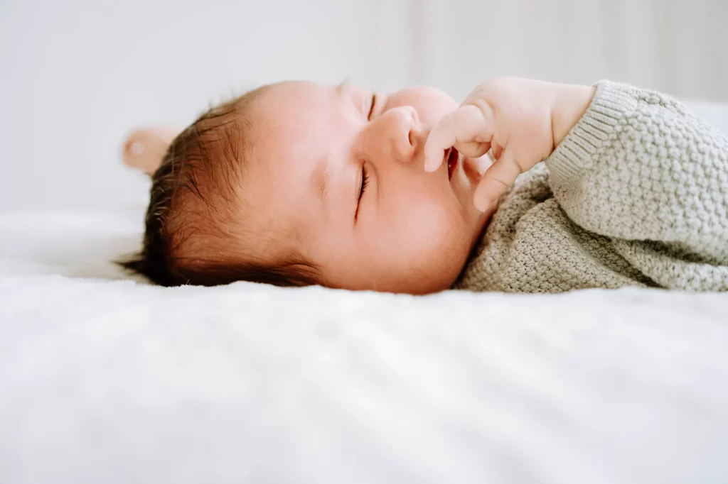 Ungestellte Babyfotos in Weilheim - Cleane, helle Erinnerungen als Wandbild oder für ein Fotoalbum