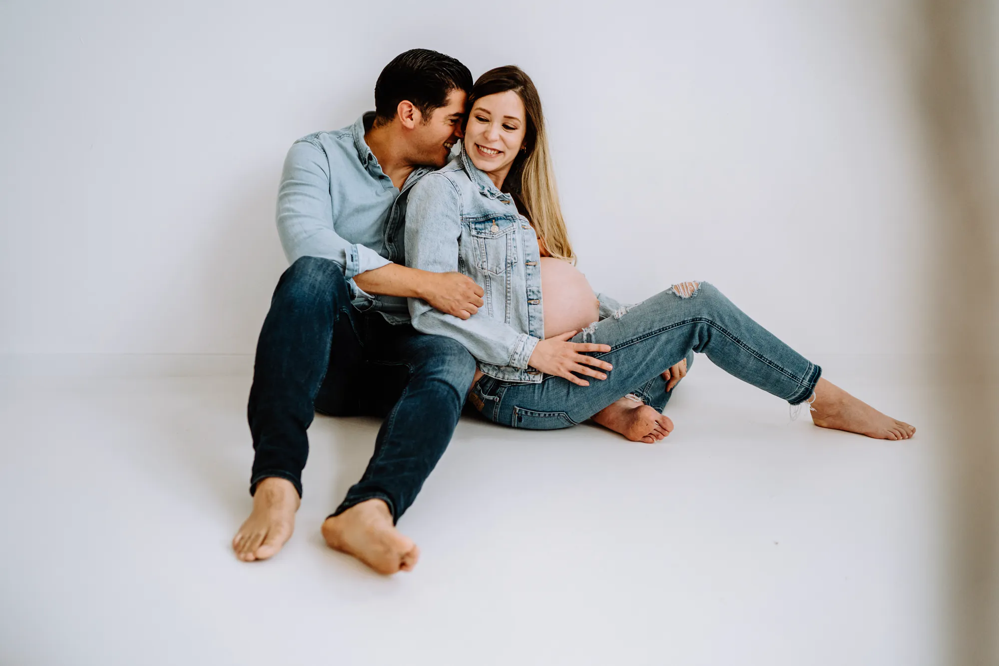 Individuelle Babybauch Shooting im Fotostudio in Weilheim